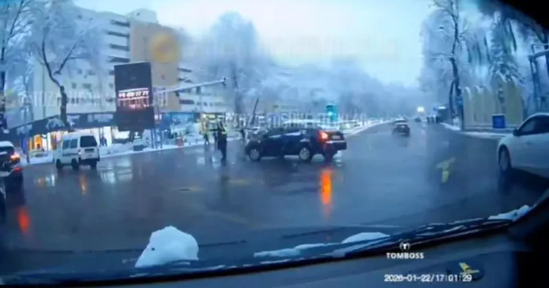 Так автомобиль сбил сотрудника полиции в столице Узбекистана: ВИДЕО