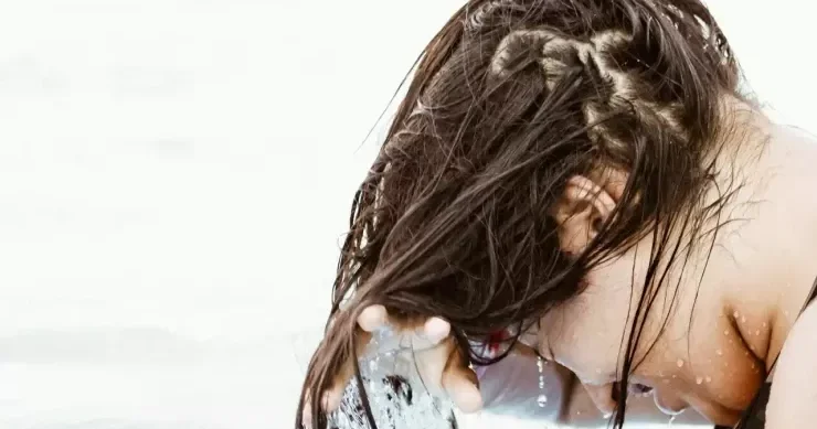 Yaş saçla yatmaq düşündüyünüzdən daha çox zərər verə bilər