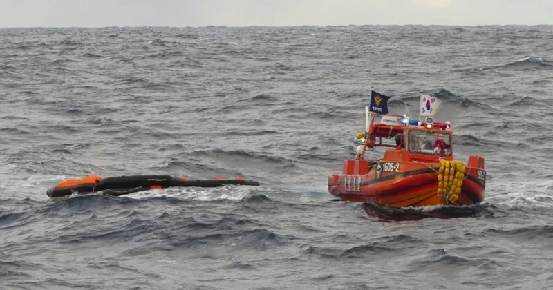 При опрокидывании судна в Южно Китайском море погибли два человека