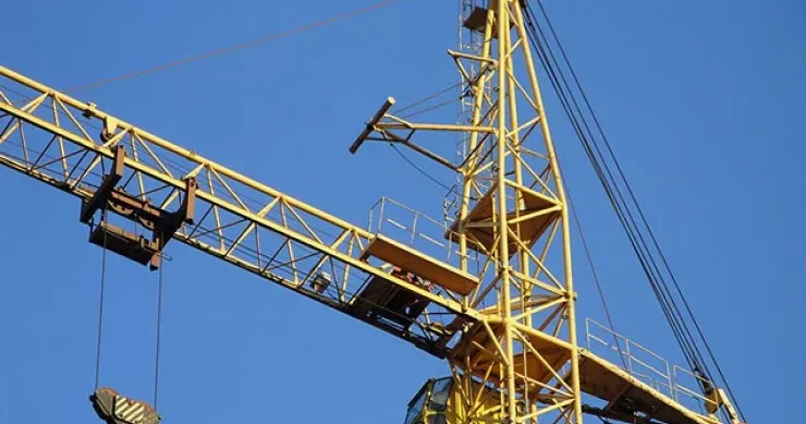 Xırdalanda FACİƏ: fəhlə yükqaldıranın altında can verdi