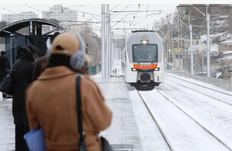 Dəmiryol vağzallarında platformalar qardan təmizlənir FOTO