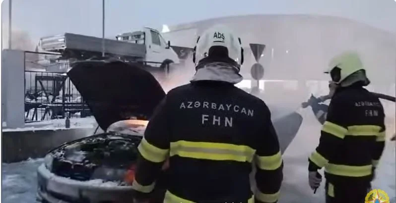 Bakı Sumqayıt şossesin “BMW” markalı minik avtomobili yanıb VİDEO