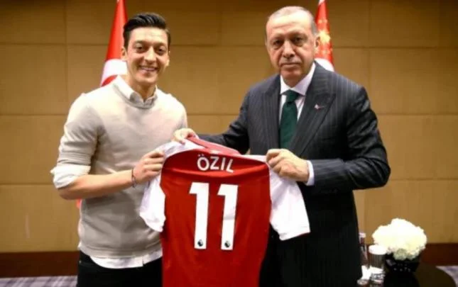 Mesut Özil Ərdoğanın partiyasına üzv oldu