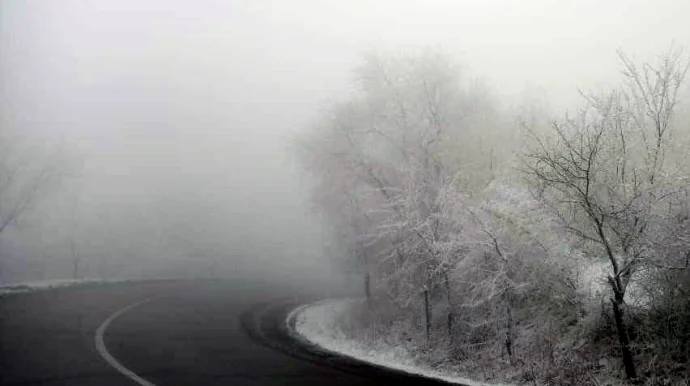 Ağsu aşırımı buz BAĞLAYIB: Nəqliyyatın hərəkətində çətinliklər var FOTO