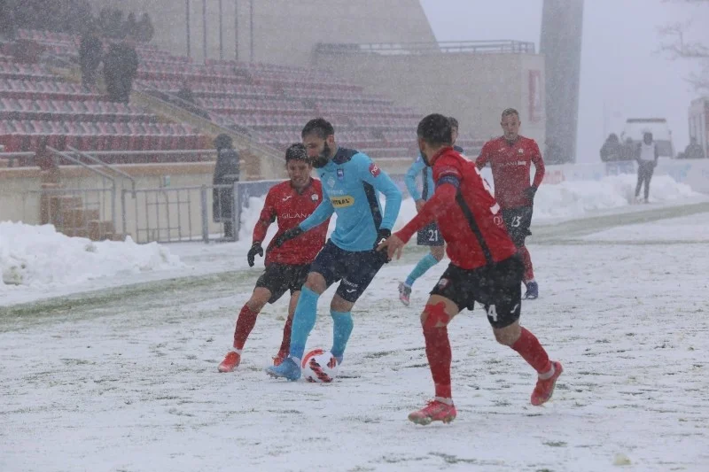 Qar Azərbaycan futbolunu da vurdu