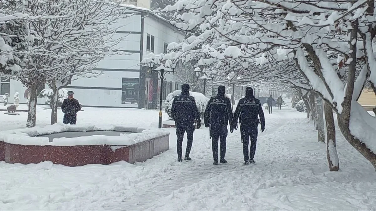 Lənkəranda qarlı havada vətəndaşlara köməkliklər göstərilir FOTO