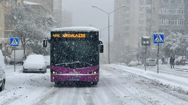 Qarlı havada avtobuslar necə işləyir? RƏSMİ