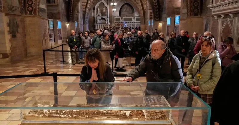 İtaliyada ilk dəfə müqəddəs Fransiskin sümükləri nümayiş olunur
