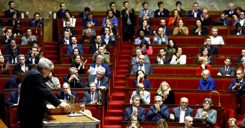В парламенте Франции подали резолюцию о недоверии правительству