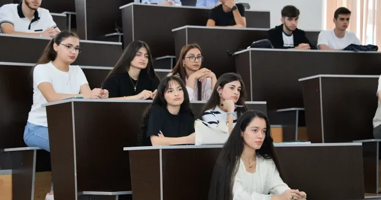 Bizə saatlarla auditoriyada oturan tələbə lazım deyil AÇIQLAMA