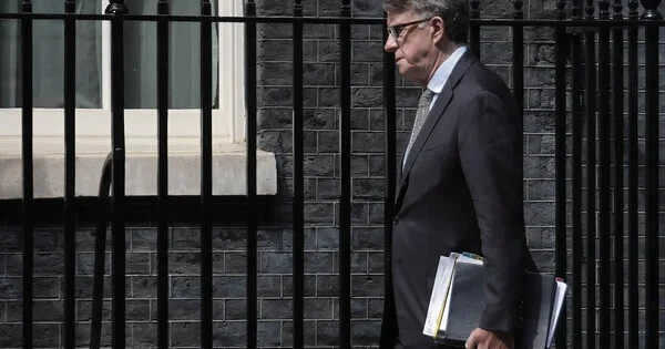 Britaniyalı keçmiş səfir saxlanıldı VİDEO