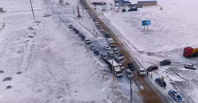 В Казахстане из снежного плена вызволили колонну из 1000 авто: ВИДЕО