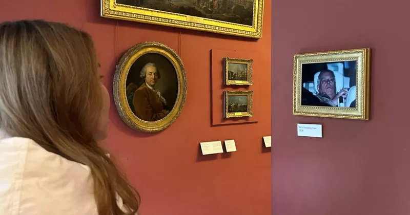 Фотография брата Чарльза III, сделанная во время ареста, выставлена в Лувре ВИДЕО