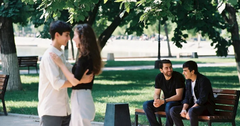 Bakıda küçədə öpüşdüyünə görə oğlanı bıçaqladılar Ana, bacı var...