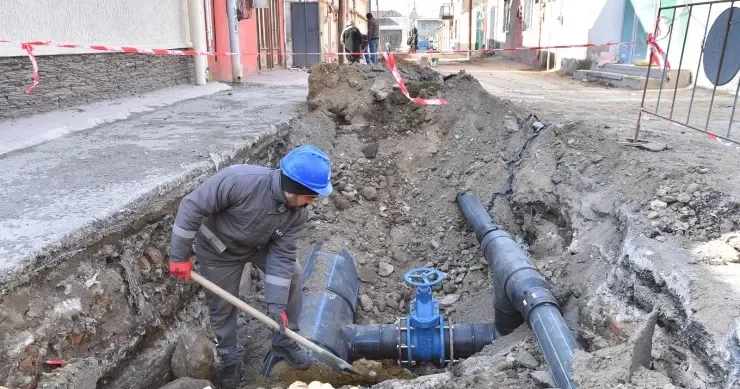 Xətaidə evin altından keçən su xətti yeniləndi FOTO VİDEO