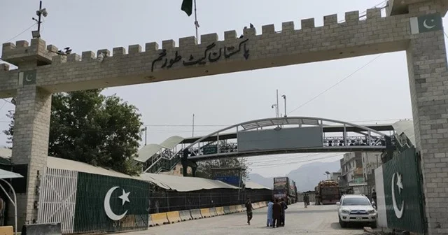 Pakistan hava limanlarını bağladı