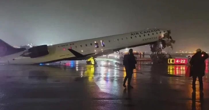 В аэропорту США самолет Air Canada Express столкнулся с наземным транспортом