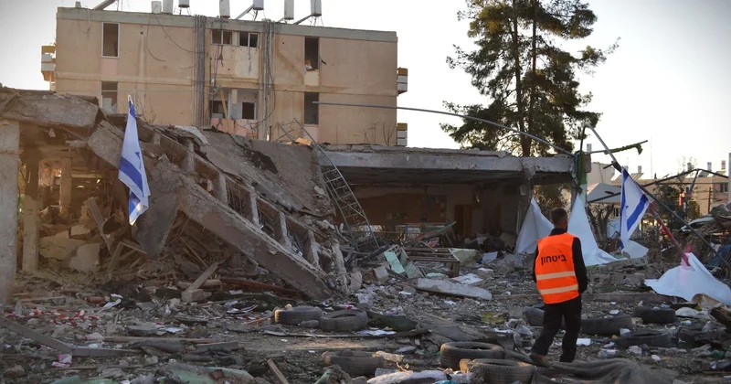 İsrail mediası İranın ballistik raket zərbələrinin yaratdığı dəhşətli dağıntıların görüntülərini təqdim etdi... FOTOLAR