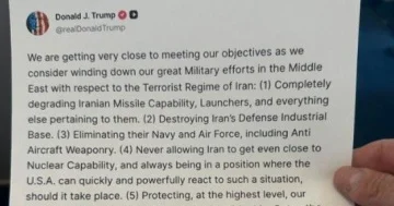 Журналисты в самолете Трампа читают его посты на бумаге