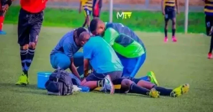 Oyun zamanı huşunu itirən futbolçu xəstəxanada öldü