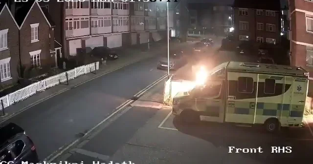 В Лондоне неизвестные подожгли машины скорой помощи ВИДЕО