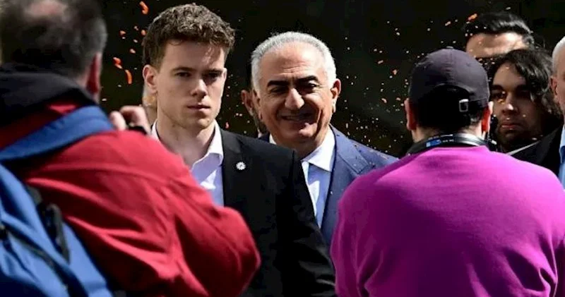 Rza Pəhləviyə qırmızı maye atdılar − Video