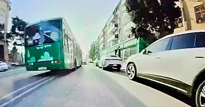 Qoşa xətti saymayan avtobus sürücüsü əks yola keçdi 77 JS 486 VİDEO