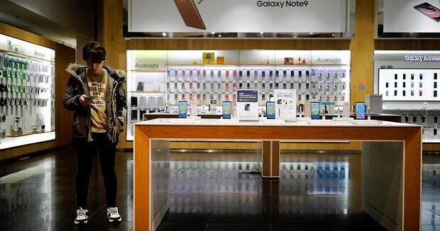 Старые смартфоны Samsung оказались дороже новых