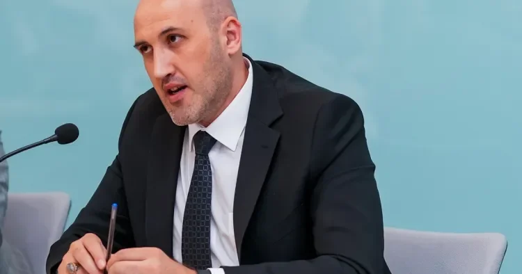 “Uşaq SİM kartı” məsələsi gündəmdə Ekspert: Qanunvericilik dəyişməlidir