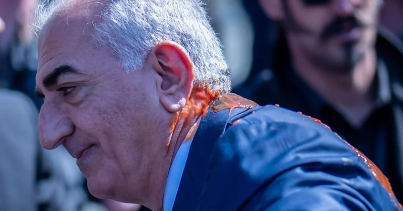 Резу Пехлеви облили краской в Берлине Minval Politika