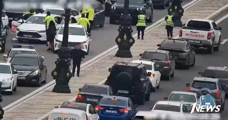 В Баку сотрудники дорожной полиции доставили в больницу пострадавшего в ДТП пешехода ВИДЕО