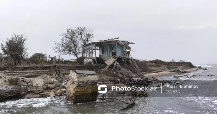 В Зардабском районе река Кура разрушила защитную дамбу, подтоплены дома и земли