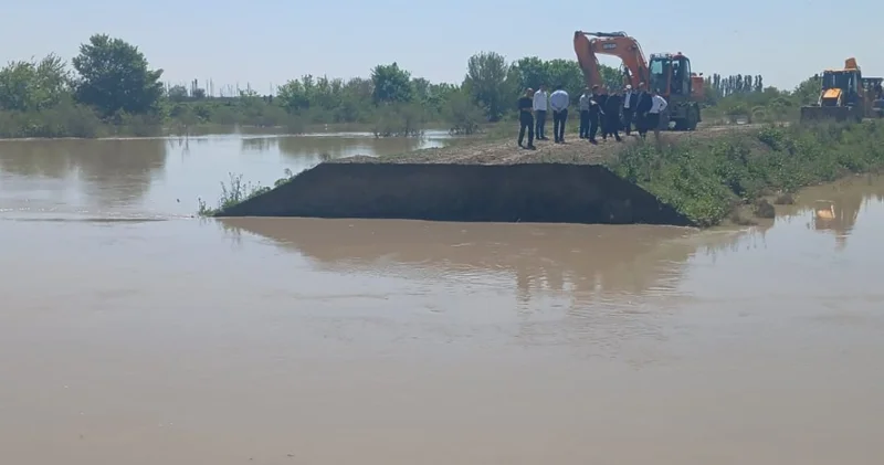 Kürdə suyun səviyyəsi artdı, Qarqar çayında bənd yarıldı (YENİLƏNİB/FOTO)