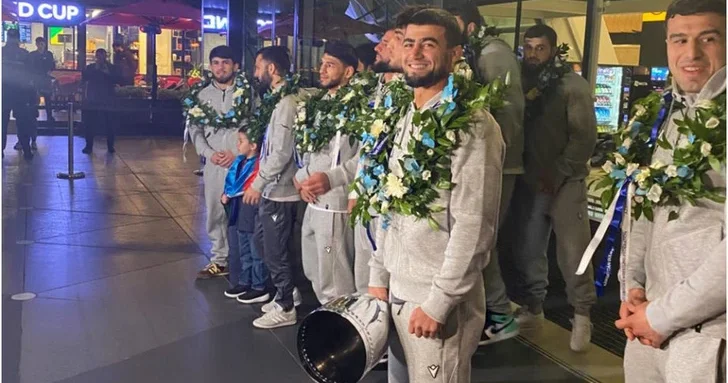 В Баку встретили триумфаторов чемпионата Европы по борьбе
