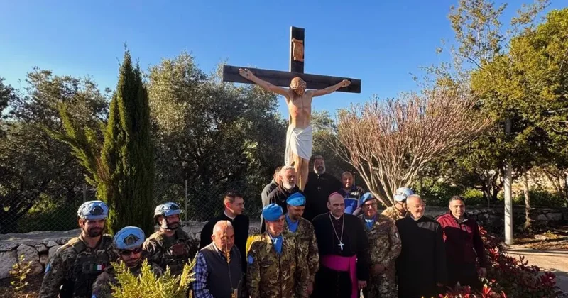 Итальянские войска и посол Ватикана доставили новую статую Христа в Ливан ВИДЕО