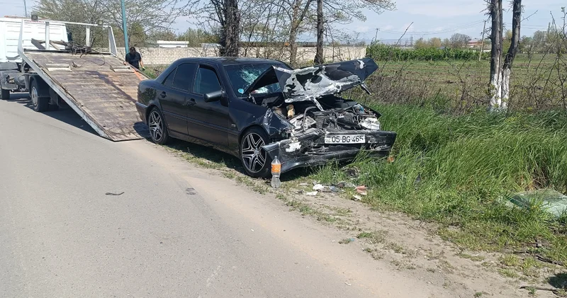 İki avtomobil toqquşdu, xəsarət alanlar var