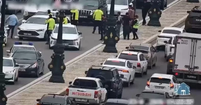 Qəzada xəsarət alan piyadanı yol polisi xəstəxanaya çatdırdı VİDEO