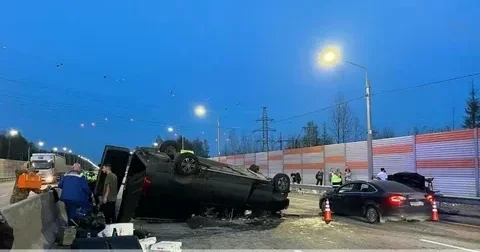 Moskvada mikroavtobus qəzaya uğrayıb, 2 nəfər ölüb, azı 7 nəfər xəsarət alıb