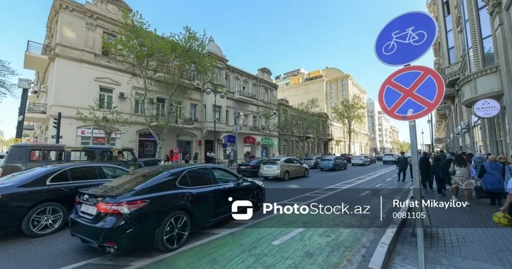 В центре Баку загорелся автомобиль