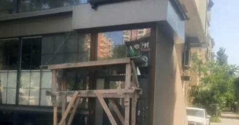 Nəsimi rayonunda qanunsuz tikinti Hansı məmur səkinin zəbt olunmasına icazə verib? VİDEO + FOTO
