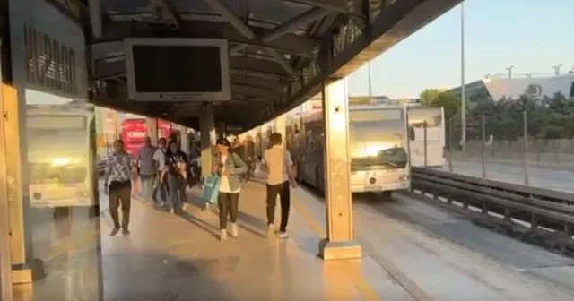 İstanbulda metrobüs xarab oldu, sərnişinlər yolu piyada davam etdilər
