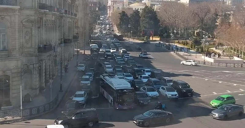 На ряде улиц Баку фиксируются пробки СПИСОК