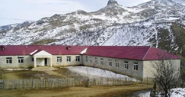 Yardımlı sakini məktəb direktorundan ŞİKAYƏTÇİDİR Rəsmi qurumlar da qanunsuzluqda ittiham olunur