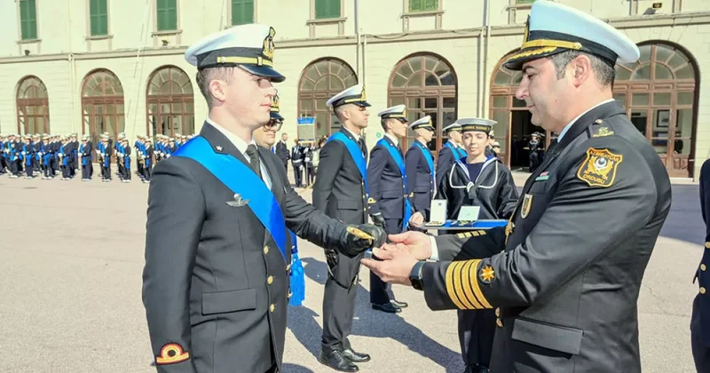 Командующий ВМС АР наградил итальянского офицера кортиком
