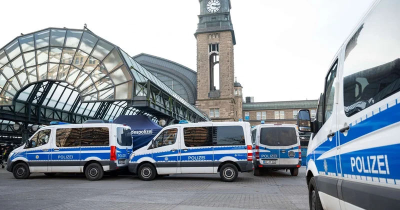 Hamburq vağzalında qadın bıçaqla insanlara hücum etdi: 10 dan çox yaralı var