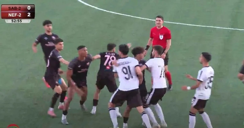 Ağadadaş Salyanski Sabah ın futbolçusunu boğmağa çalışdı, meydandan qovuldu VİDEO