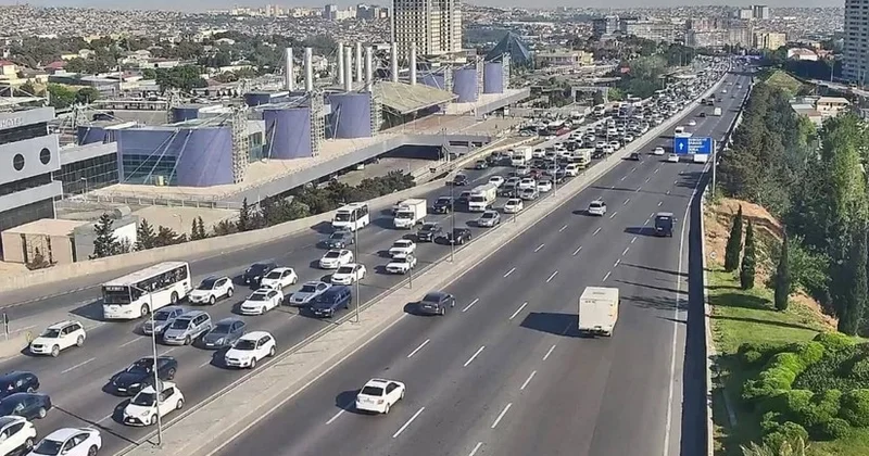 На ряде улиц и проспектов Баку затруднено движение транспорта