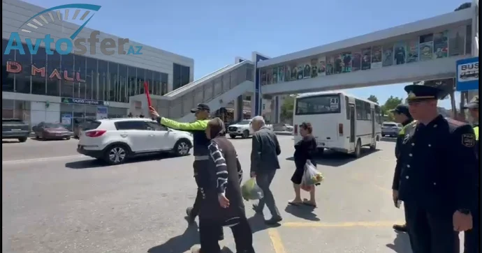 Keçid xarab oldu; yol polisi piyadalara bu cür kömək etdi VİDEO