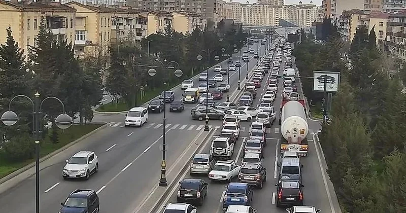 На 12 бакинских улицах большая плотность движения Список дорог