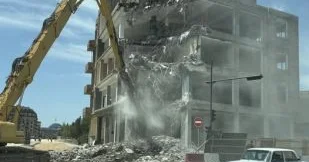 Babək prospektində təhlükəli vəziyyət: Çoxmərtəbəli binanı GÖRÜN NECƏ SÖKÜRLƏR